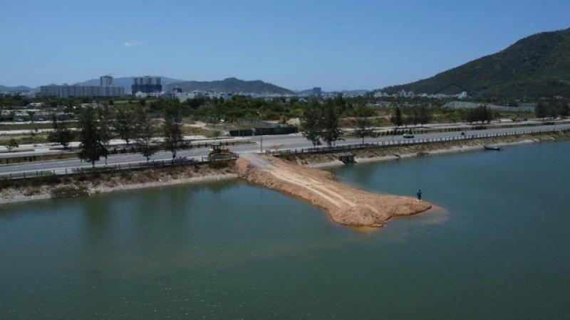Phạt doanh nghiệp 30 triệu đồng vì đổ đất lấp sông Quán Trường Nha Trang- Ảnh 1.