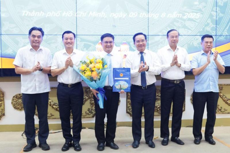 Trao quyết định phê chuẩn ông Nguyễn Mạnh Cường làm Phó chủ tịch UBND TP.HCM- Ảnh 2.