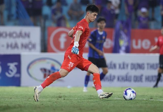 2 thủ môn cao kều của U.23 Việt Nam hóa 'người nhện': Ai vui bằng thầy Kim!- Ảnh 1.