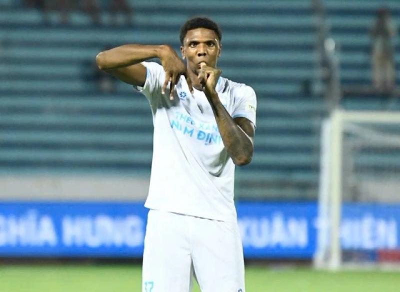 Tiền đạo 2,06 m Kyle Hudlin của Nam Định: Thủ môn V-League gặp ‘ác mộng’- Ảnh 1.
