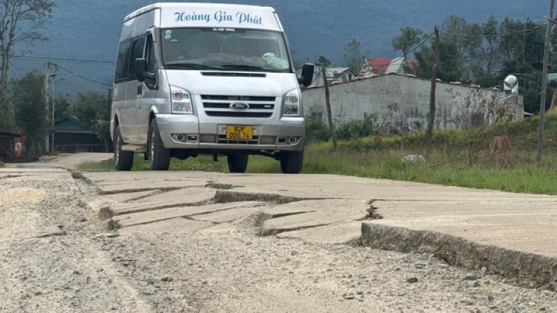 Tỉnh lộ 672 ở Quảng Ngãi xuống cấp nghiêm trọng, tiềm ẩn nguy hiểm - Ảnh 1. Tỉnh lộ 672 ở Quảng Ngãi xuống cấp nghiêm trọng, tiềm ẩn nguy hiểm - Ảnh 1.