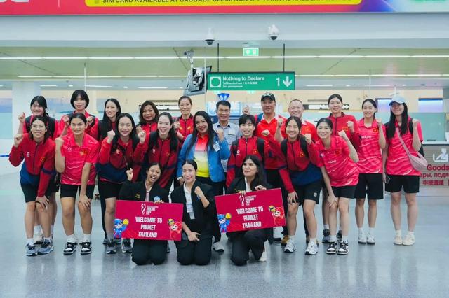 Đội tuyển bóng chuyền nữ Việt Nam đã đến Thái Lan đấu giải thế giới, được chào đón ấm áp - Ảnh 2.