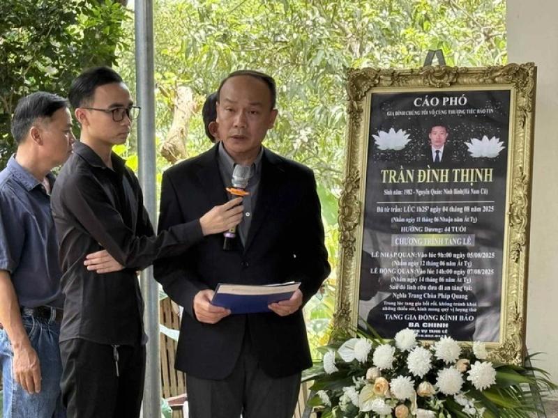 Tiễn đưa trọng tài Trần Đình Thịnh về nơi an nghỉ cuối cùng, Tổng thư ký VFF nói lời nghẹn ngào!- Ảnh 11. Tiễn đưa trọng tài Trần Đình Thịnh về nơi an nghỉ cuối cùng, Tổng thư ký VFF nói lời nghẹn ngào!- Ảnh 11.