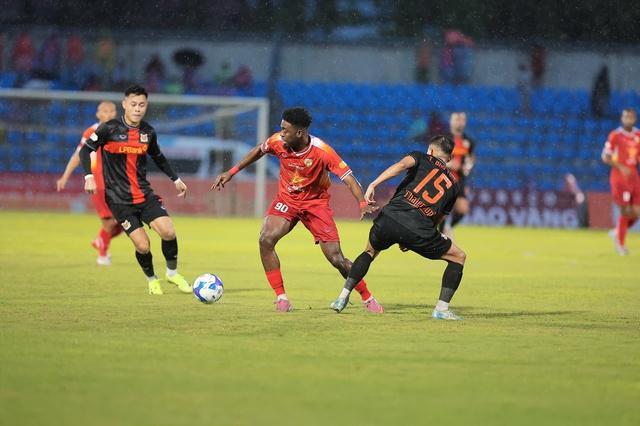 Tân binh Ninh Bình ngược dòng kịch tính, thắng chủ nhà Hà Tĩnh: Quang Nho đóng vai người hùng- Ảnh 3.