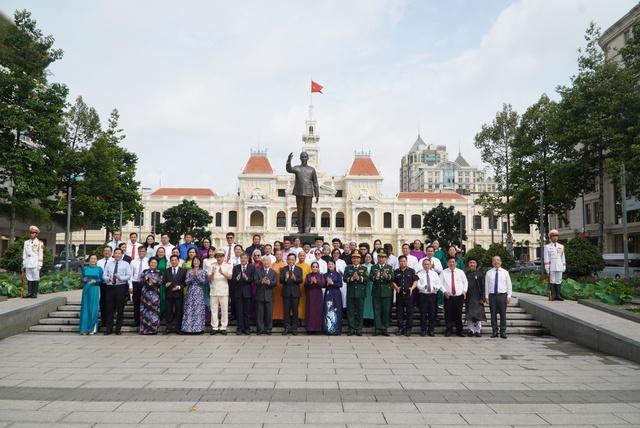 Bí thư Trần Lưu Quang dâng hương tưởng nhớ Chủ tịch Hồ Chí Minh dịp Quốc khánh- Ảnh 4.