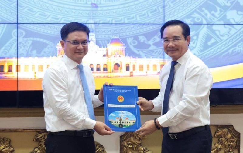 Trao quyết định phê chuẩn ông Nguyễn Mạnh Cường làm Phó chủ tịch UBND TP.HCM- Ảnh 1.