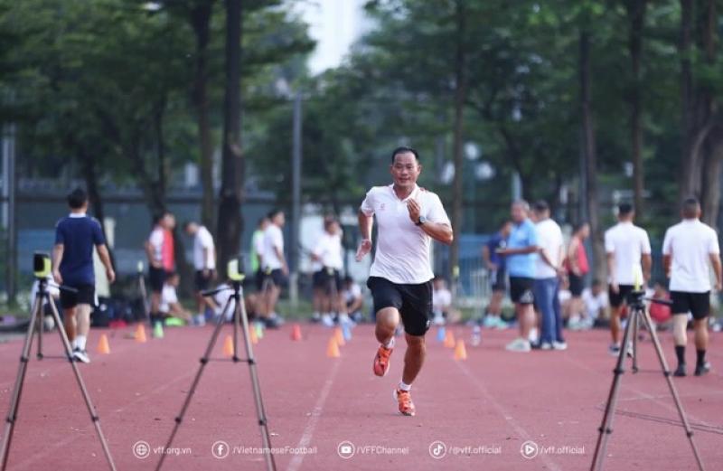 Các thầy và đồng nghiệp mặc niệm thương nhớ trọng tài Trần Đình Thịnh: Nơi Còi bạc từng thuộc về…- Ảnh 3. Các thầy và đồng nghiệp mặc niệm thương nhớ trọng tài Trần Đình Thịnh: Nơi Còi bạc từng thuộc về…- Ảnh 3.