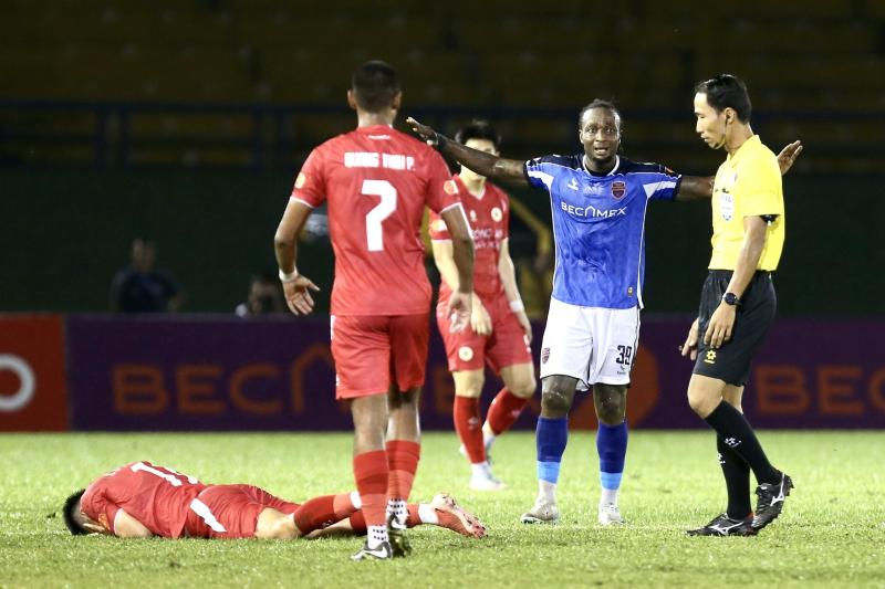 Phản ứng trọng tài, trợ lý HLV Polking sẽ bị ‘phạt nguội’: Dù đã chạy vào hầm, trốn thẻ đỏ!- Ảnh 2.