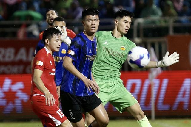 Thủ môn Trung Kiên 'hết phép', HAGL gục ngã trước CLB Công an TP.HCM trong trận thủy chiến- Ảnh 4.