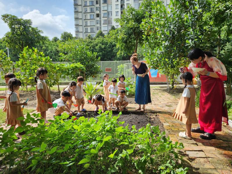 TP.HCM: Học sinh trường ngoài công lập háo hức tựu trường năm học mới - Ảnh 4.