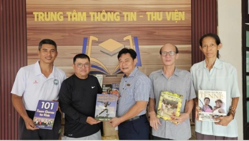 HLV Trần Trọng Anh Tú tặng gần 500 đầu sách, mong giữ lửa cho quần vợt- Ảnh 3. HLV Trần Trọng Anh Tú tặng gần 500 đầu sách, mong giữ lửa cho quần vợt- Ảnh 3.