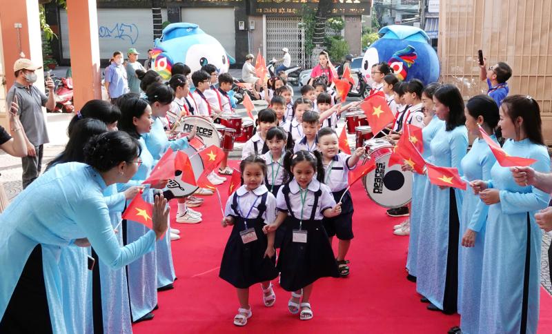 Nụ cười trong trẻo ngày tựu trường của học sinh lớp 1 TP.HCM - Ảnh 1.