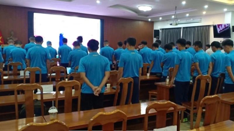 Các thầy và đồng nghiệp mặc niệm thương nhớ trọng tài Trần Đình Thịnh: Nơi Còi bạc từng thuộc về…- Ảnh 1. Các thầy và đồng nghiệp mặc niệm thương nhớ trọng tài Trần Đình Thịnh: Nơi Còi bạc từng thuộc về…- Ảnh 1.