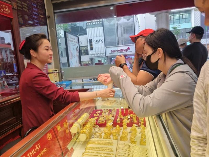 Giá vàng hôm nay 3.8.2025: Tăng 2,4 triệu đồng nhưng người mua chỉ lời 400.000 đồng- Ảnh 1. Giá vàng hôm nay 3.8.2025: Tăng 2,4 triệu đồng nhưng người mua chỉ lời 400.000 đồng- Ảnh 1.