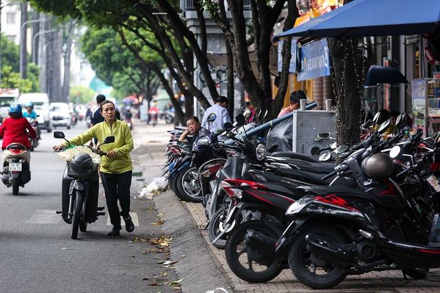 TP.HCM thu 8,5 tỉ đồng từ cho thuê vỉa hè, lòng đường- Ảnh 1.