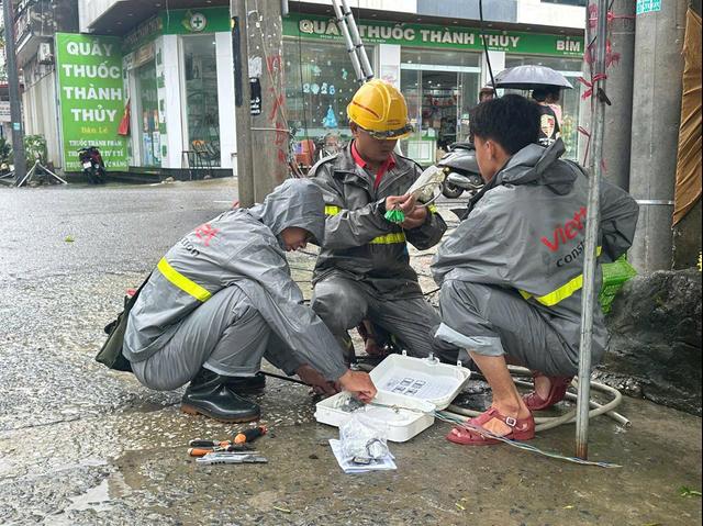 Người Viettel trắng đêm khắc phục sự cố, giữ thông tin liên lạc cho khách hàng - Ảnh 1.