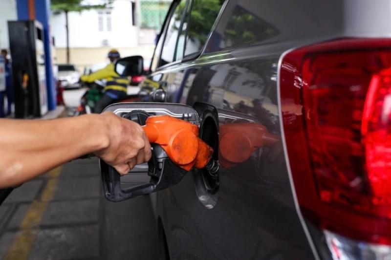 Ngày đầu bán xăng E10: Khách mua còn dè dặt- Ảnh 3.