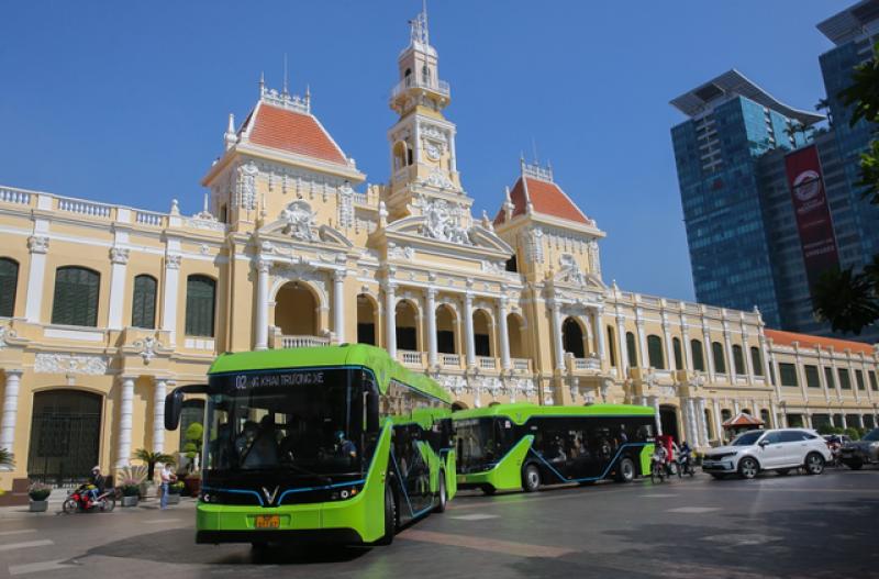 TP.HCM tính mở làn đường riêng cho xe buýt - Ảnh 1.
