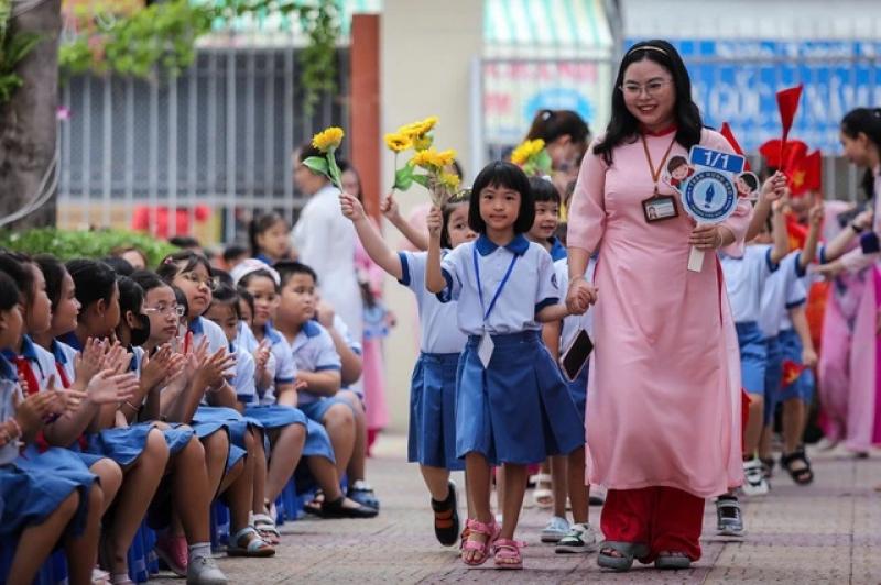 Giảm khâu trung gian trong tuyển dụng giáo viên - Ảnh 2.