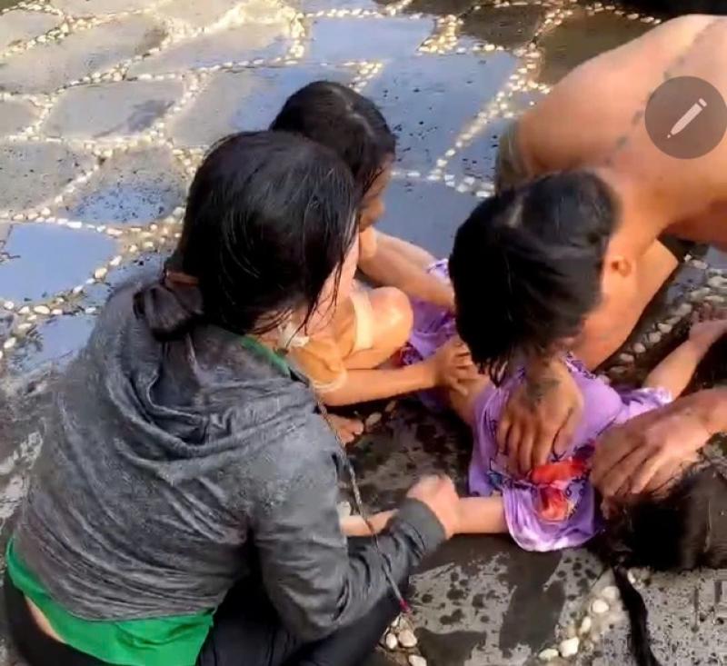 Vụ bé gái đuối nước tím tái dưới hồ bơi: Bài học cảnh tỉnh phụ huynh - Ảnh 1.