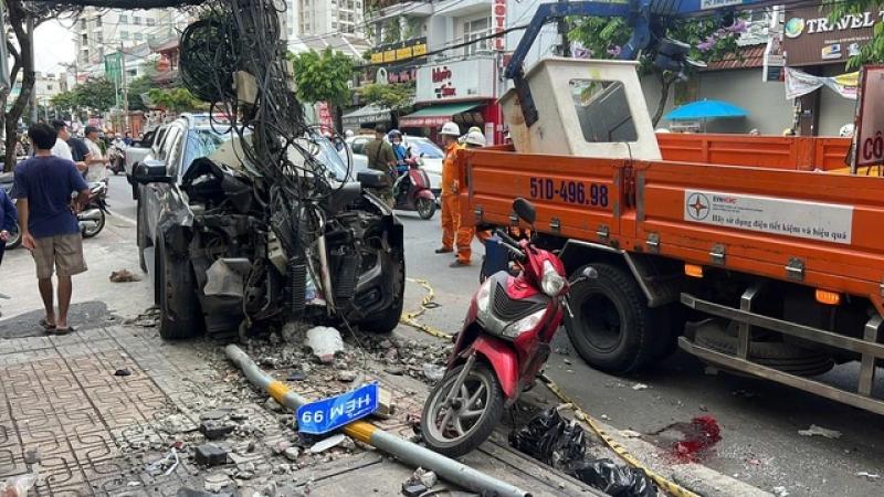 TP.HCM: Tài xế ô tô đột quỵ, tông xe máy và trụ điện rồi tử vong- Ảnh 1.