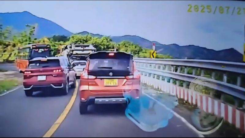 Khánh Hòa liên tiếp xử phạt lỗi vượt ẩu trên đèo từ clip người dân cung cấp - Ảnh 1.