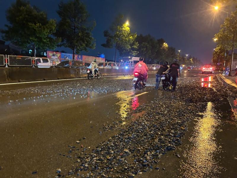 TP.HCM: Mưa to kéo dài, nhiều tuyến đường ngập nặng - Ảnh 1.