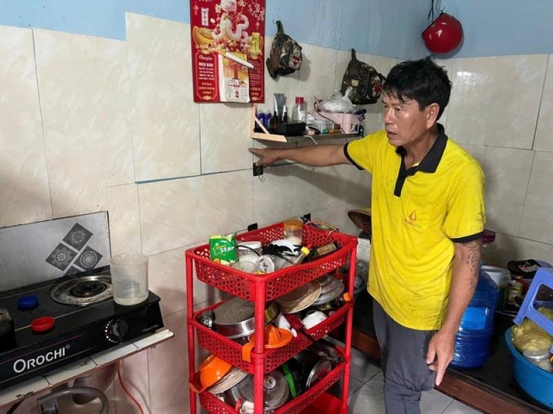 Ngập nhiều dãy trọ ở TP.HCM: 'Nước ào ào như lũ, tháo chạy trong đêm'- Ảnh 1.