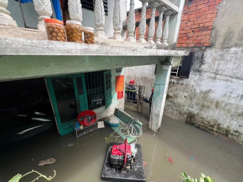 TP.HCM: Nhiều căn nhà tỉnh lộ 43 ngập nặng, 50 hộ dân bị ảnh hưởng - Ảnh 1.