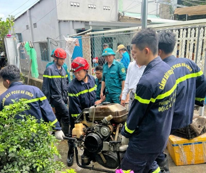 Ngập nhiều dãy trọ ở TP.HCM: 'Nước ào ào như lũ, tháo chạy trong đêm'- Ảnh 3.