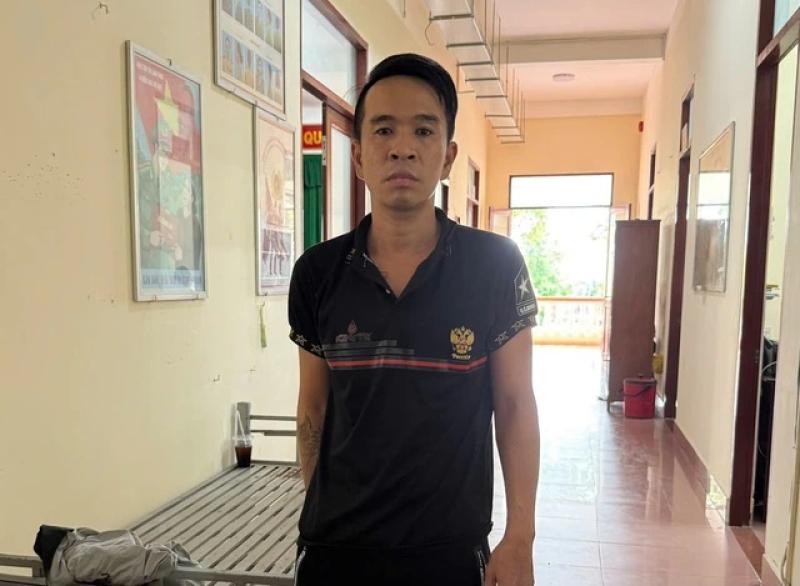 Bắt 2 nghi phạm có 8 tiền án cướp giật dây chuyền- Ảnh 2. Bắt 2 nghi phạm có 8 tiền án cướp giật dây chuyền- Ảnh 2.