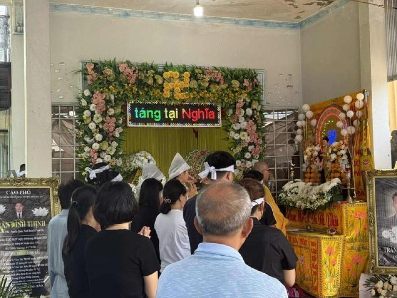 Tiễn đưa trọng tài Trần Đình Thịnh về nơi an nghỉ cuối cùng, Tổng thư ký VFF nói lời nghẹn ngào!- Ảnh 5. Tiễn đưa trọng tài Trần Đình Thịnh về nơi an nghỉ cuối cùng, Tổng thư ký VFF nói lời nghẹn ngào!- Ảnh 5.
