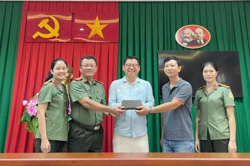Khánh Hòa: Du khách Hàn Quốc nhanh chóng được trao lại ví đã đánh rơi- Ảnh 1. Khánh Hòa: Du khách Hàn Quốc nhanh chóng được trao lại ví đã đánh rơi- Ảnh 1.