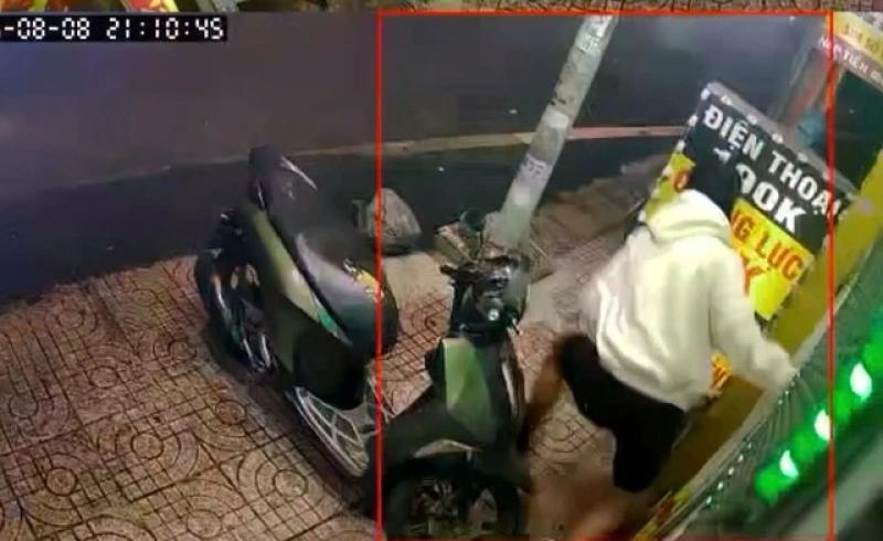 Công an TP.HCM bắt nhanh kẻ cướp giật cửa hàng điện thoại ở phường Bình Thạnh- Ảnh 2. Công an TP.HCM bắt nhanh kẻ cướp giật cửa hàng điện thoại ở phường Bình Thạnh- Ảnh 2.