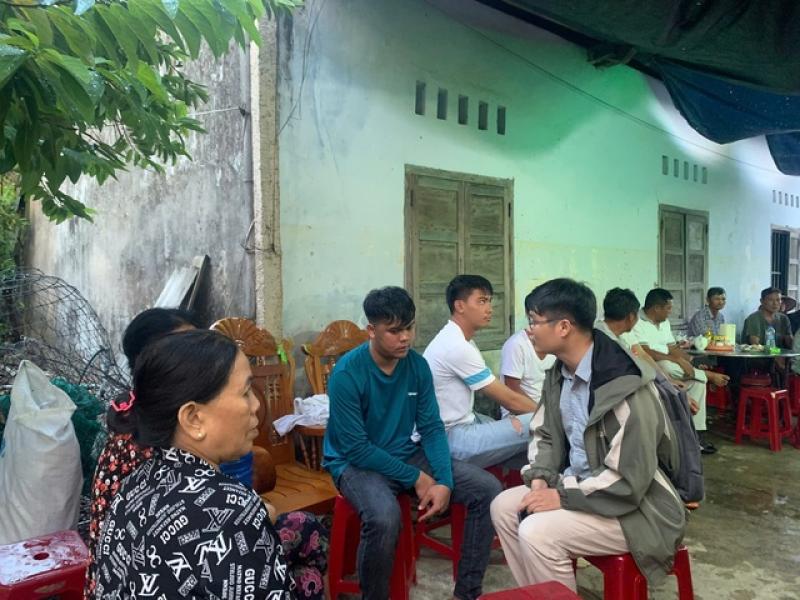 Tai nạn trên cao tốc Quy Nhơn - Chí Thạnh: Xóm nhỏ tiễn đưa người cha 'gà trống nuôi con'- Ảnh 2. Tai nạn trên cao tốc Quy Nhơn - Chí Thạnh: Xóm nhỏ tiễn đưa người cha 'gà trống nuôi con'- Ảnh 2.
