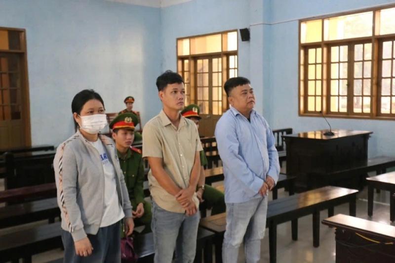 Gia Lai: Vợ chồng bảo kê xe quá tải, uy hiếp CSGT lĩnh án tù - Ảnh 1.