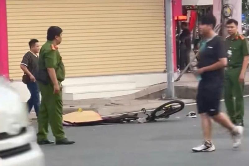 TP.HCM: 'Cua rơ' tử vong sau tai nạn xe tải lúc rạng sáng- Ảnh 1. TP.HCM: 'Cua rơ' tử vong sau tai nạn xe tải lúc rạng sáng- Ảnh 1.
