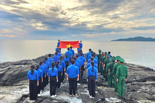 Khánh Hòa: Chào cờ ‘Tôi yêu Tổ quốc tôi’ tại vùng biển cực Đông của tổ quốc - Ảnh 1.