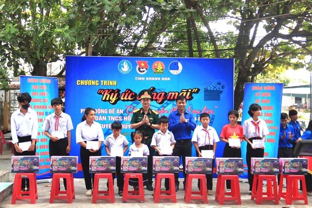Khánh Hòa: Chào cờ ‘Tôi yêu Tổ quốc tôi’ tại vùng biển cực Đông của tổ quốc - Ảnh 3.
