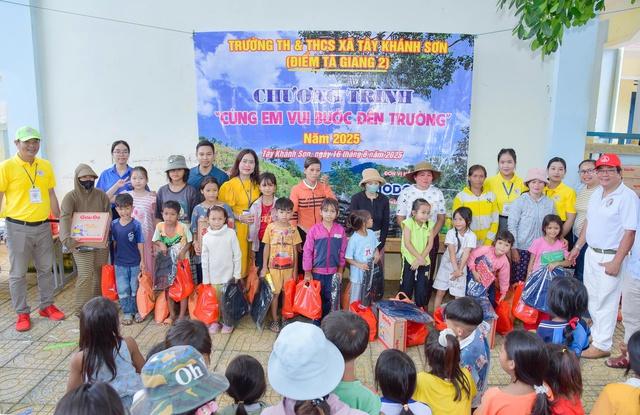 Món quà ý nghĩa đầu năm học mới cho học sinh miền núi ở Khánh Hòa - Ảnh 1.