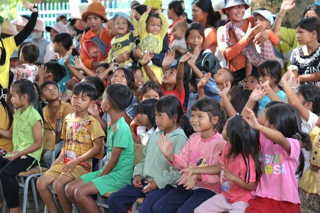 Món quà ý nghĩa đầu năm học mới cho học sinh miền núi ở Khánh Hòa - Ảnh 2.