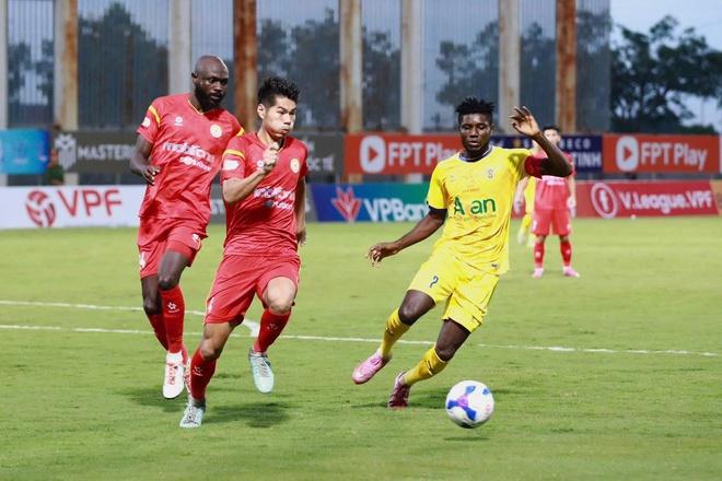 PVF-CAND tạo sốc lớn, ‘song sát’ ngoại binh đánh bại SLNA: Khởi đầu V-League còn gì ngọt ngào hơn! - Ảnh 1.