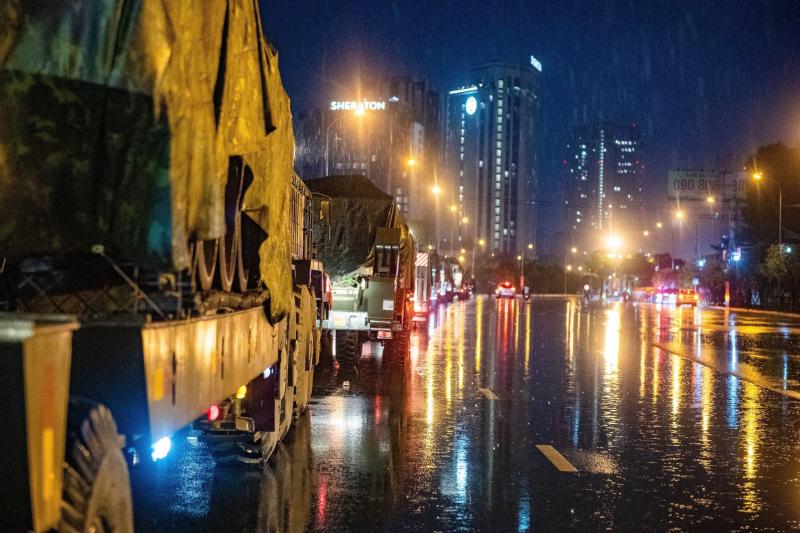 Dàn khí tài tham gia nhiệm vụ A80 tập kết về trung tâm Hà Nội trong đêm - Ảnh 4.