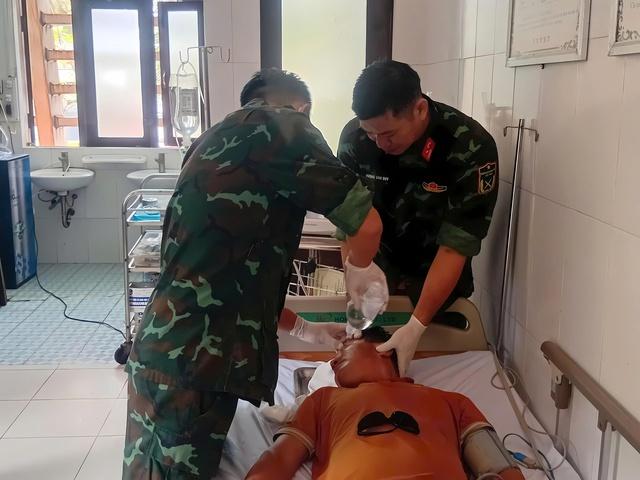 Bệnh xá đảo Trường Sa cấp cứu kịp thời ngư dân bị bỏng mắt  - Ảnh 1.