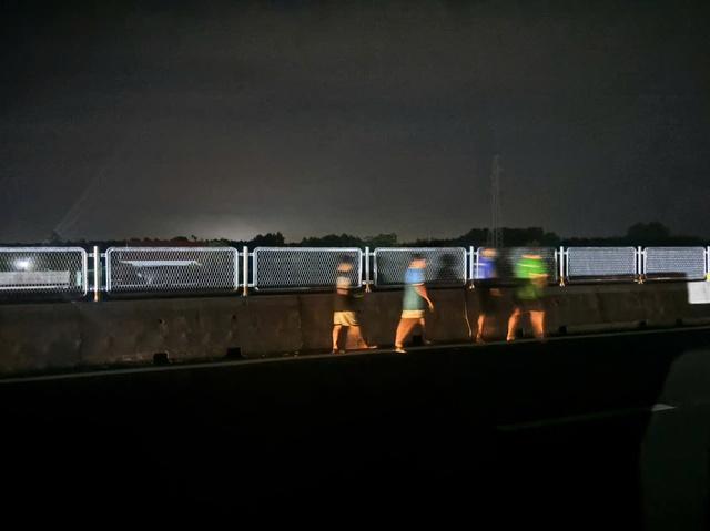 Nhiều ‘khách bộ hành’ đi lại trên cao tốc bắc nam đoạn qua Quảng Trị- Ảnh 1.