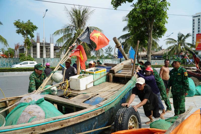 Tàu thuyền nối đuôi nhau đi tránh bão Kajiki- Ảnh 10.