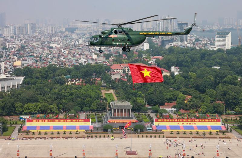 Trực thăng quân sự treo cờ bay diễu binh vào trung tâm Hà Nội- Ảnh 1.
