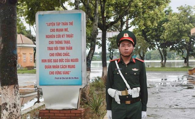 Nén nỗi đau mất cha, binh nhất Quảng Trị quyết ở lại đội hình diễu binh A80 - Ảnh 2.
