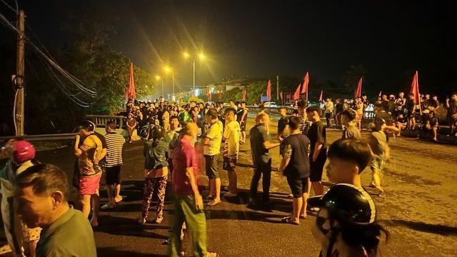 Khám xét nhà doanh nhân Cao Tiến Đoan: Hàng trăm người dân hiếu kỳ theo dõi - Ảnh 4.