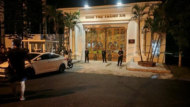 Khám xét nhà doanh nhân Cao Tiến Đoan: Hàng trăm người dân hiếu kỳ theo dõi - Ảnh 3.